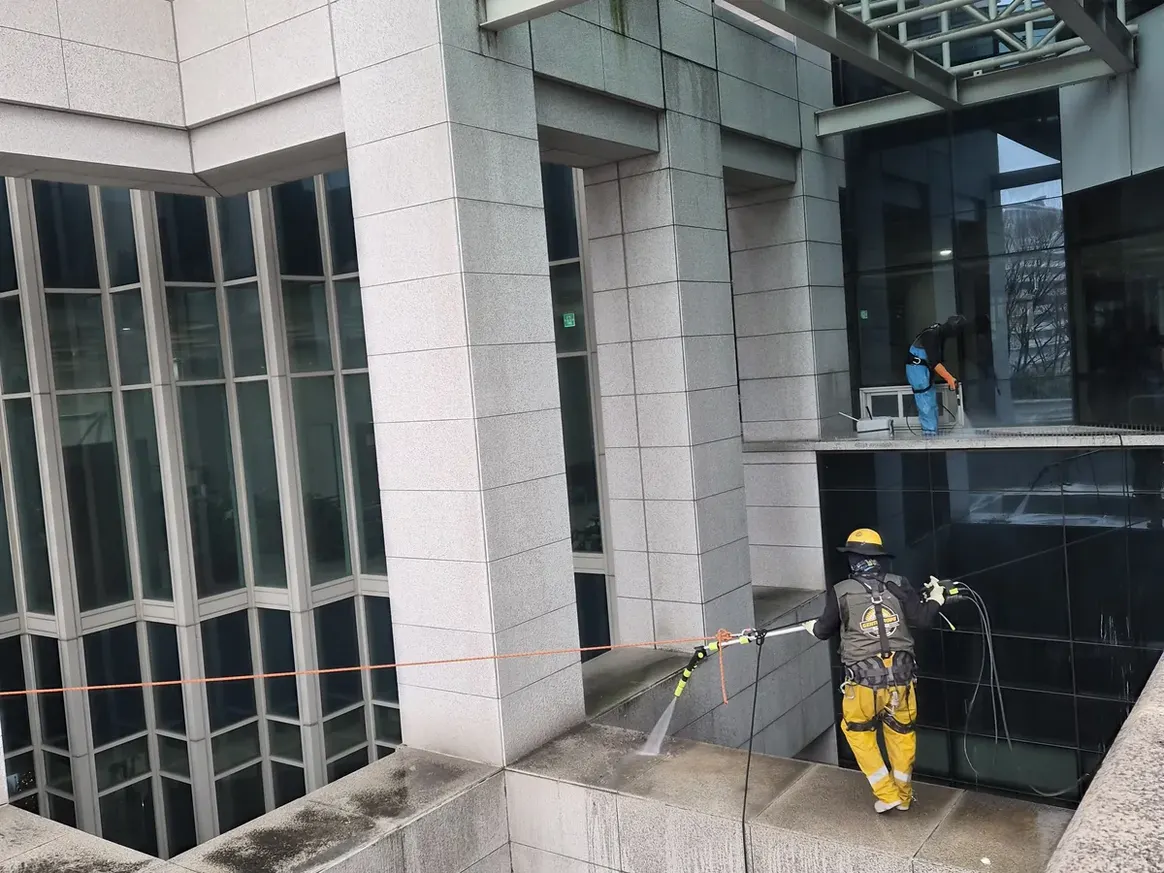 미추홀구 문학동 상가건물 옥상 파라펫 장비 주변 정밀 위생청소 사례 - 행진크린
