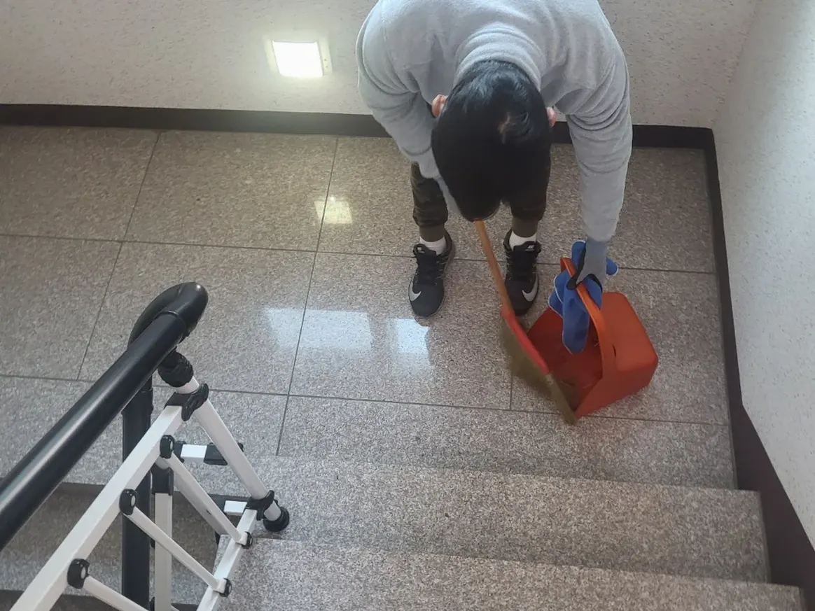 연수구 송도동 건물 공동현관 장비 주변 정밀 위생청소 사례 - 행진크린