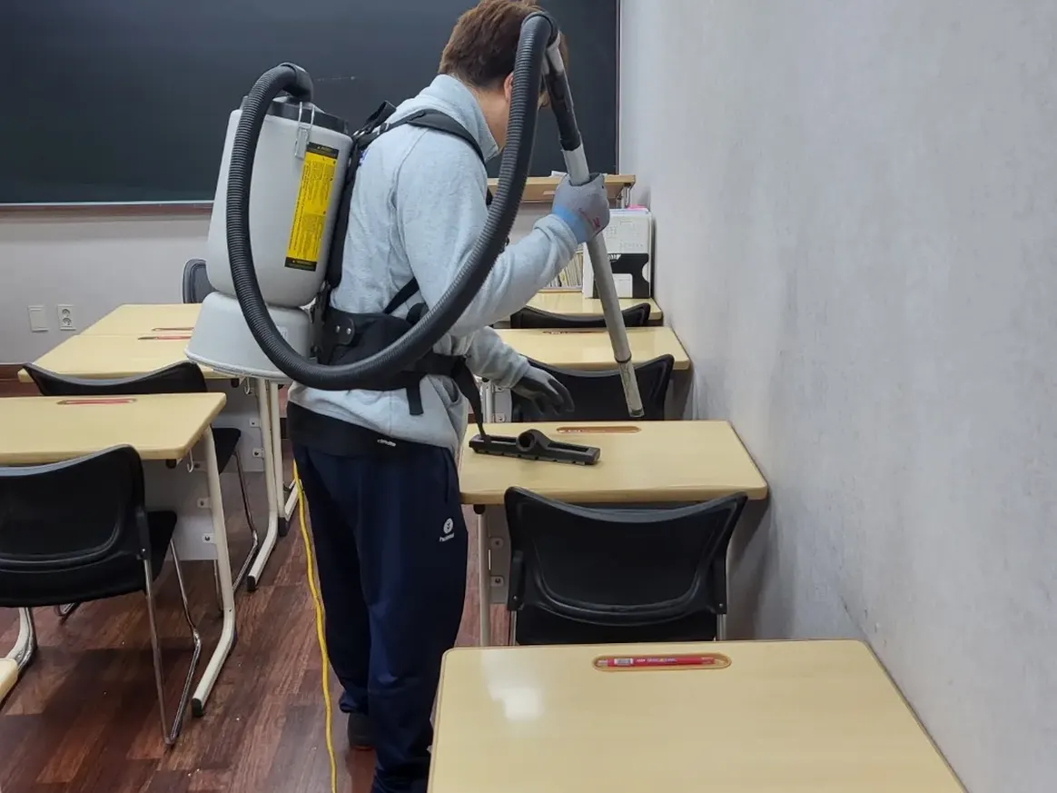 서해구 석남동 학교 현관·중앙홀 바닥 위생청소 사례 - 행진크린