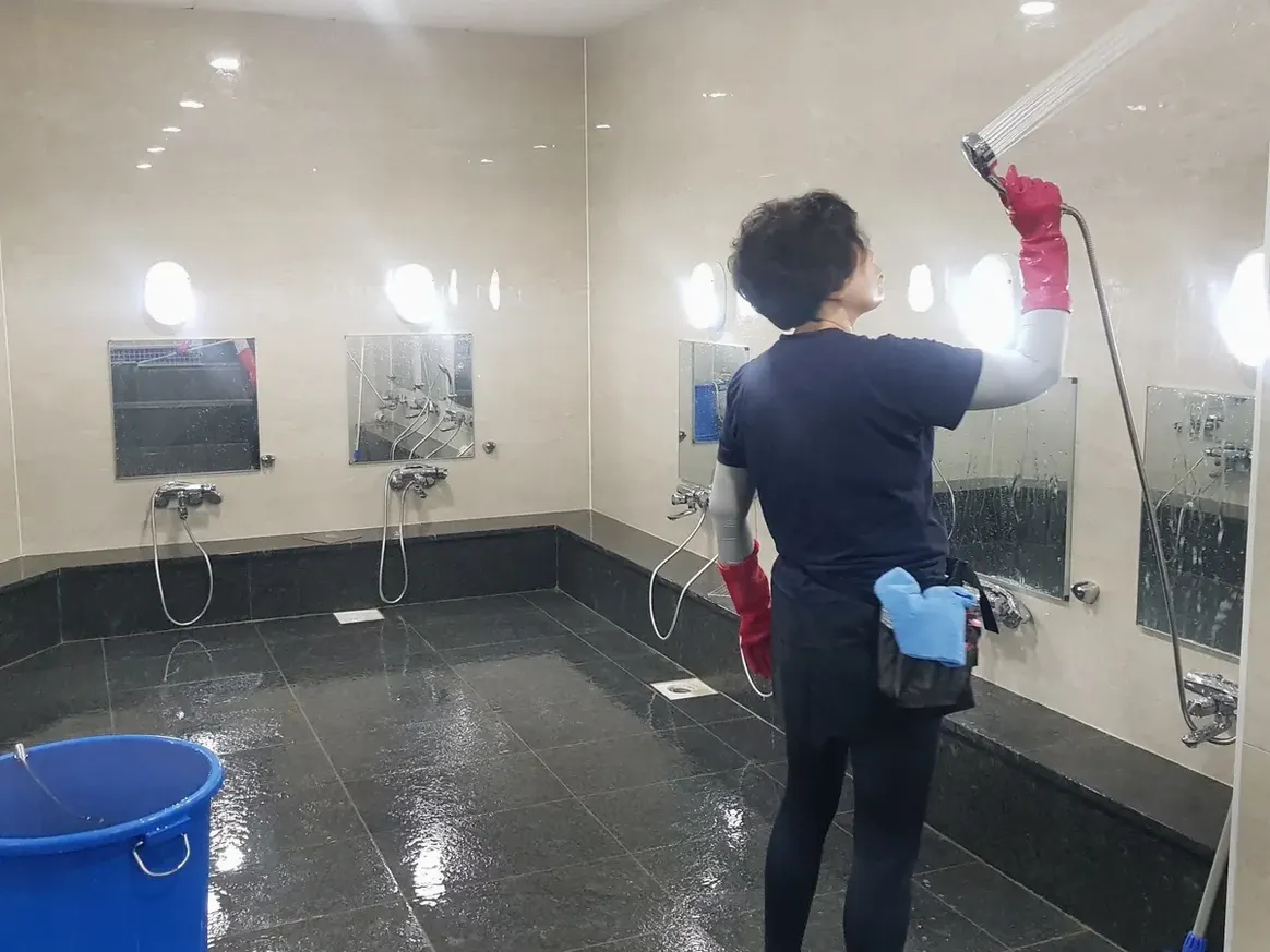 옹진군 연평면 목욕탕 탈의실·파우더룸 바닥 위생청소 사례 - 행진크린