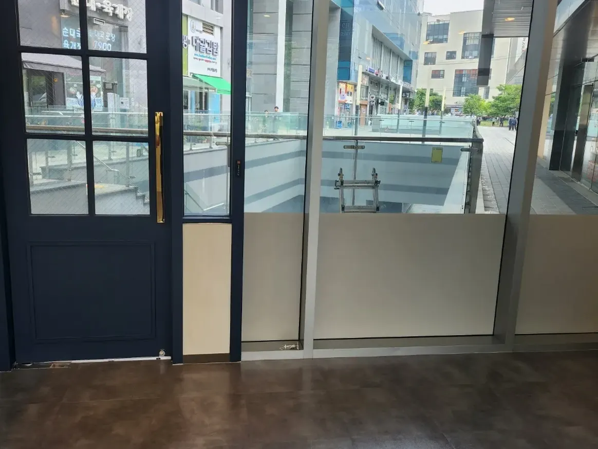 검단구 불로동 현장 출입문·프레임 바닥 위생청소 사례 - 행진크린