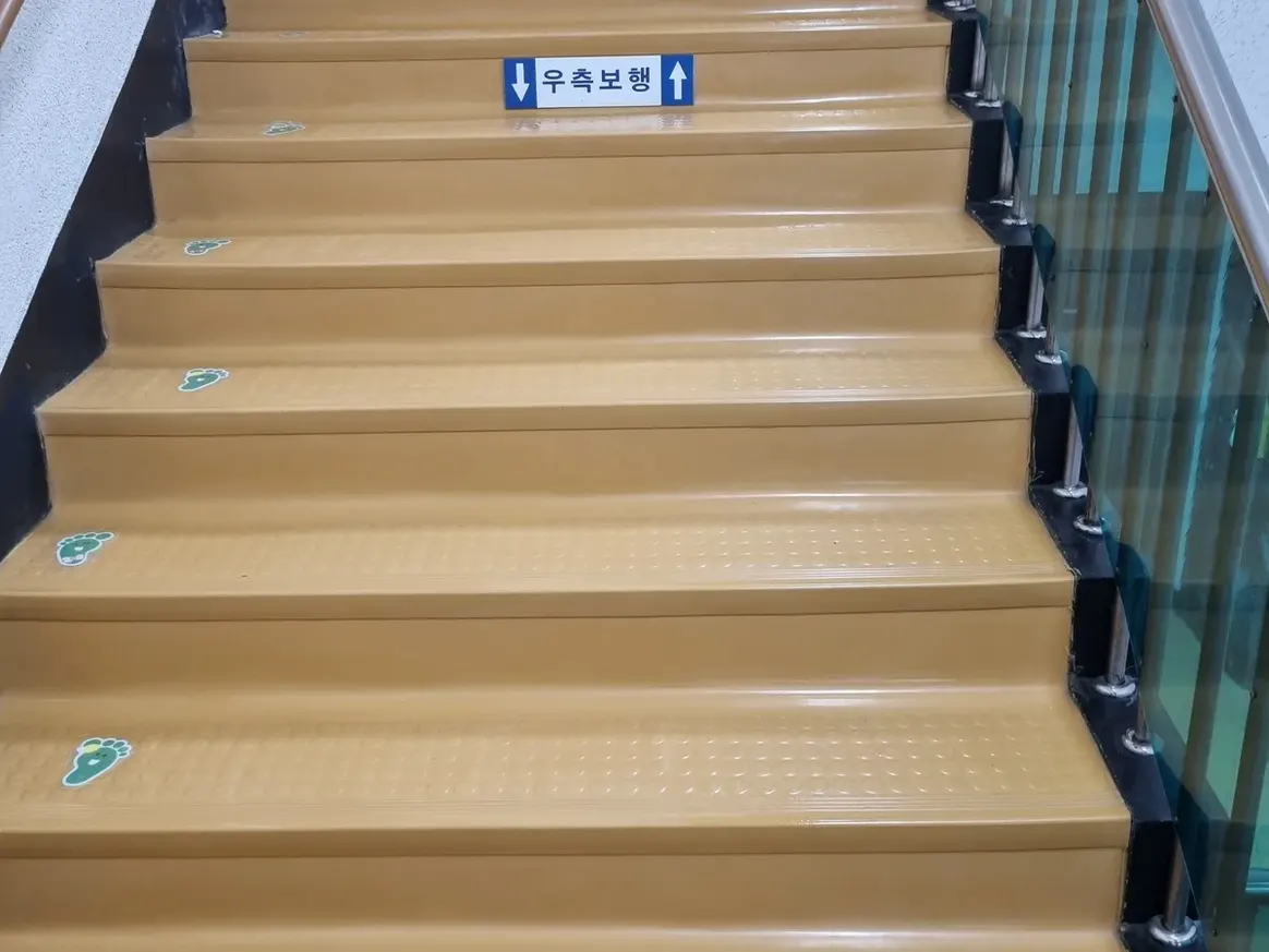 서해구 석남동 어린이집 현관·신발장 바닥 위생청소 사례 - 행진크린